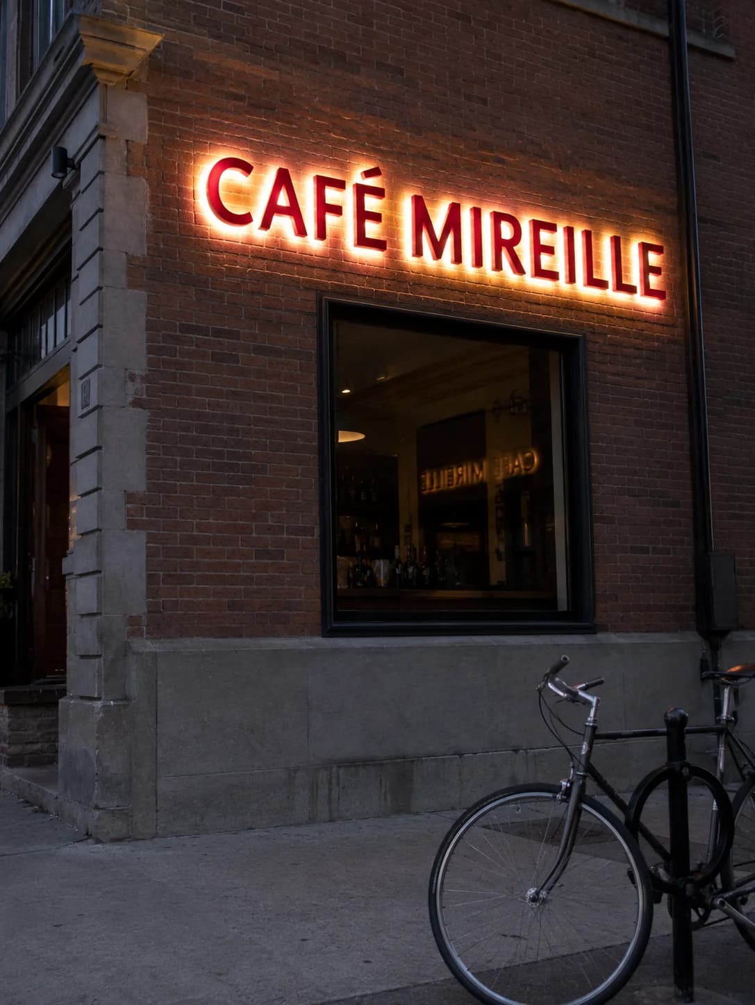 Lettres canaux rétroéclairées sur brique